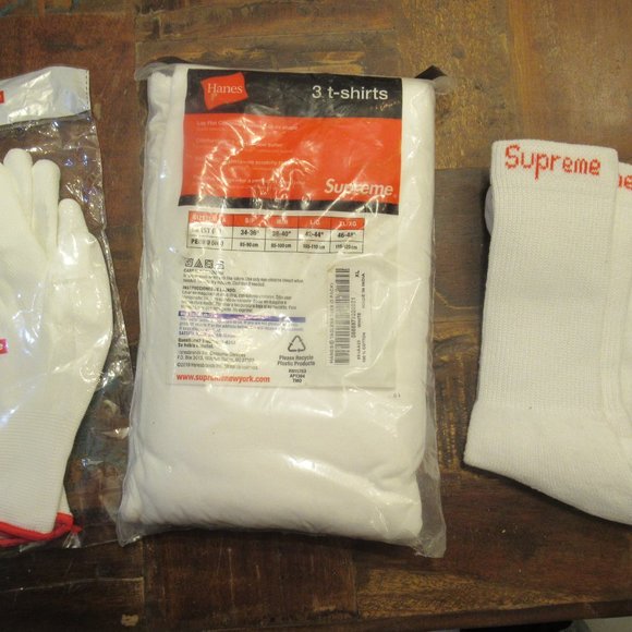 Supreme Bundle: XL Tag- less Box Logo Hanes T Shirt Pack of 3 & Gloves & Socks - Picture 2 of 5